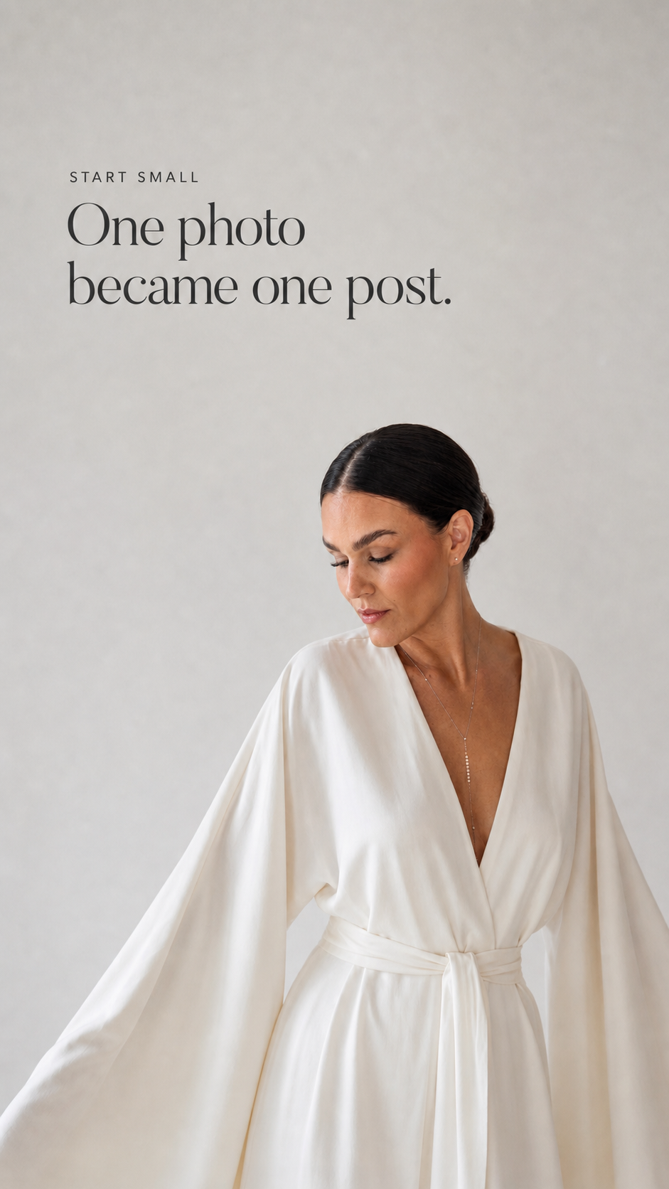 Finished Top Minimal Story design with Sandra in a flowing ivory outfit